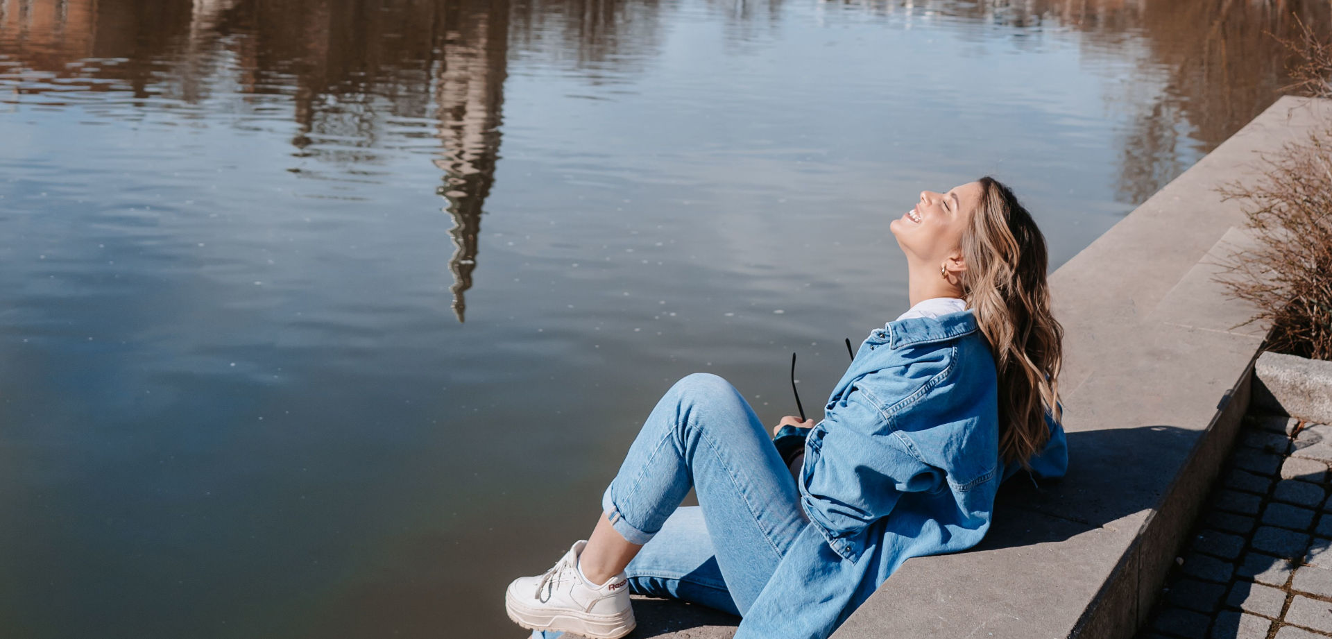 Header Solarstrom mobile (Dame sitzend am Neckar)