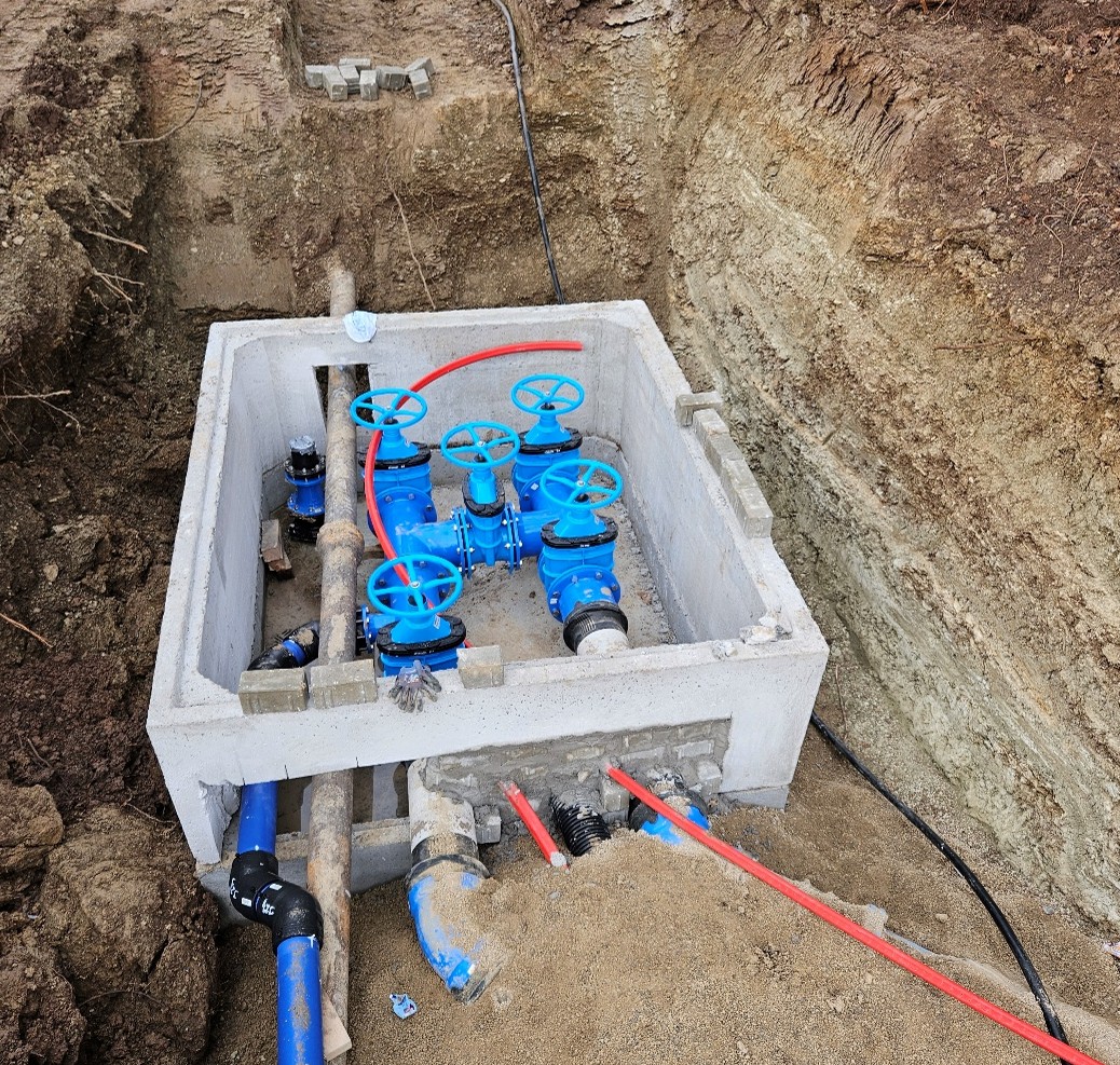 Bild von einem Wasserschacht aus der Bauzeit. Links ist die alte Leitung nach Hemmendorf dargestellt, in der Mitte die Leitungen nach Hemmendorf und rechts die Leitung nach Dettingen.