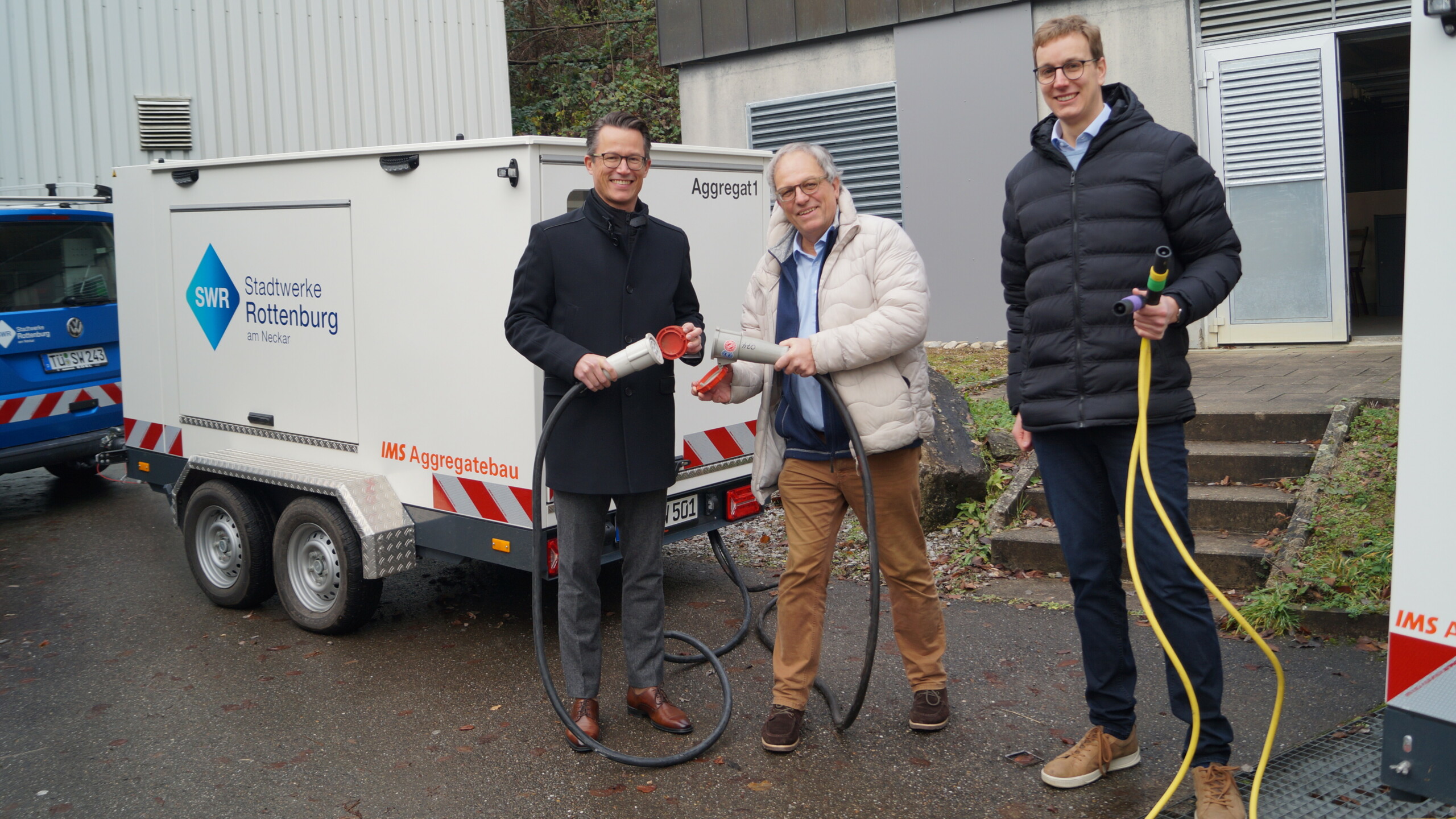 Die mobilen Notstromaggregate werden an den Wasserhochbehältern eingesetzt von der Führungsspitze der Stadtwerke Rottenburg und der Stadtverwaltung Rottenburg eingeweiht.